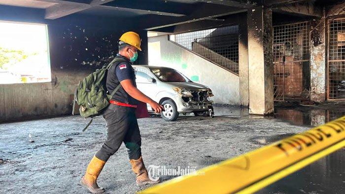 Tim Laboratorium Forensik (Labfor) Polda Jawa Timur melakukan olah TKP lokasi kebakaran Pasar Comboran Baru Barat, Jalan Prof Moch Yamin, Kecamatan Klojen, Kota Malang, Selasa (17/9/2024). Kebakaran tersebut menghanguskan seluruh lantai 3 dan sebagian lantai 2 pasar pada Jumat (13/9/2024) malam. SURYA/PURWANTO