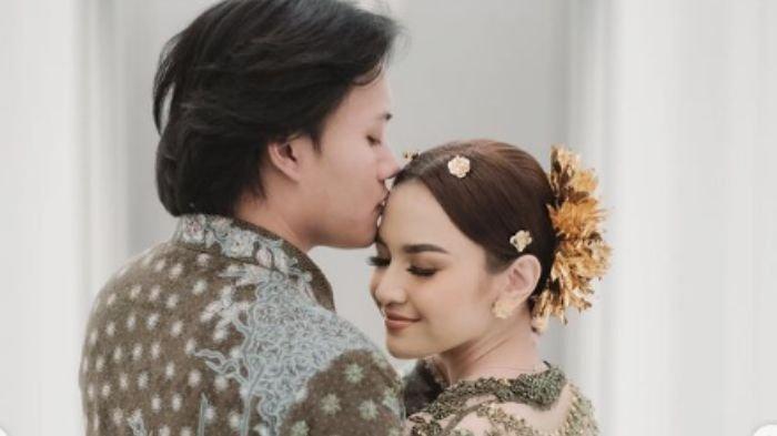 Momen lamaran Rizky Febian dan Mahalini. Kini keduanya bakal melangsunkan prosesi pernikahan, Mahalini mualaf. 