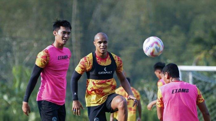 Suasana latihan tim Arema FC jelang kembali bertanding di kandangnya sendiri di Stadion Soepriadi Blitar dengan menghadapi Malut United pada Sabtu 19 Oktober 2024 mendatang