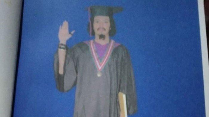 Foto pengukuhan Limbad sebagai profesor oleh Institut Kesejahteraan Muslim pada 2006