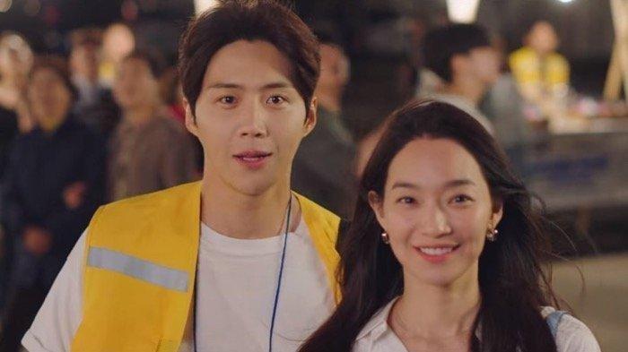 Shin Min Ah dan Kim Seon Ho dalam drama Korea Hometown Cha-Cha-Cha yang tayang di Netflix.