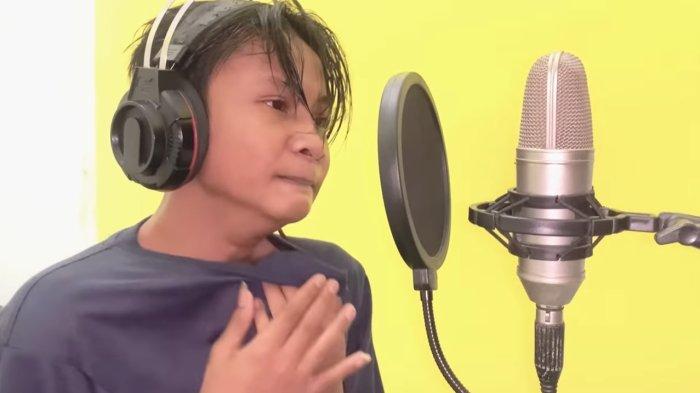 Inilah lagu baru Fajar Sad Boy yang viral karena ditinggal kekasih. Yuk, simak lirik lagu Cinta Tak Selamanya Indah yang dinyanyikan Fajar Sad Boy.