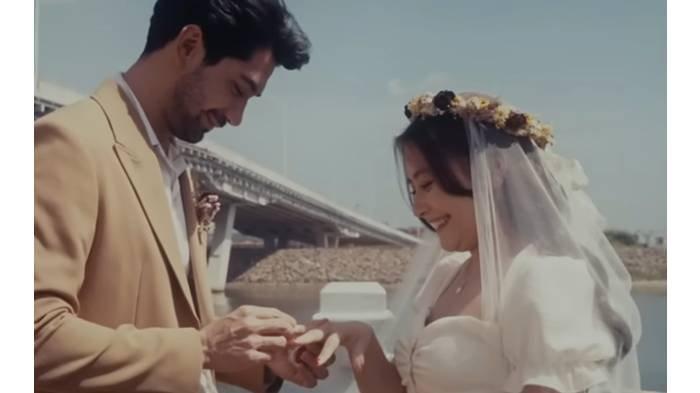 Lirik lagu romantis berjudul Dear Love yang dinyanyikan oleh Prilly Latuconsina.