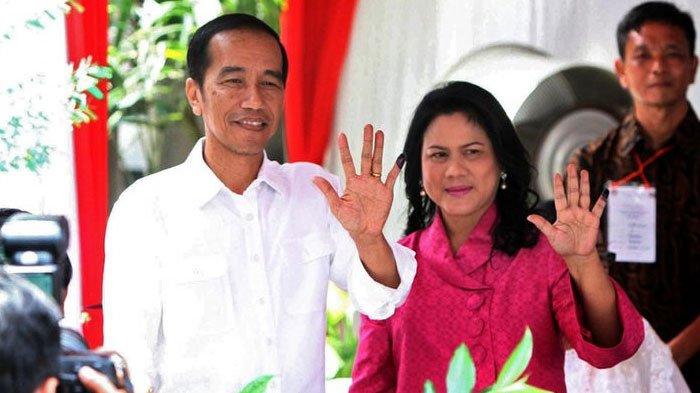 Presiden Jokowi bersama Ibu Negara Iriana Jokowi usai memberikan suara pada putaran kedua Pilkada DKI Jakarta di TPS 04 Gambir Jakarta Pusat, Rabu (19/4/2017). Pada kesempatan itu, presiden meyakini pilkada berjalan aman dan menghasilkan gubernur yang terbaik dan terpercaya untuk Jakarta.