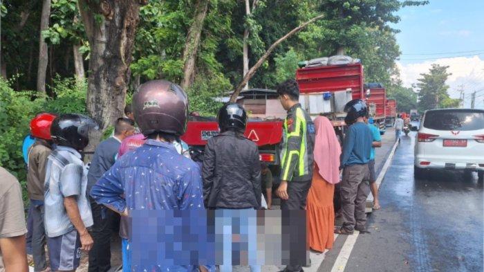 Polisi saat mendatangi lokasi kecalakaan motor roda tiga tabrak truk parkir di Jalan Raya Pasir Putih, Situbondo, Minggu (02/6/2024).