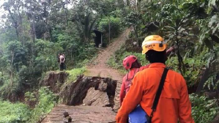 Hujan deras seharian membuat longsor menerjang Dusun Gondangsari, Desa Banaran, Kecamatan Pulung, Kabupaten Ponorogo, Minggu (1/12/2024).