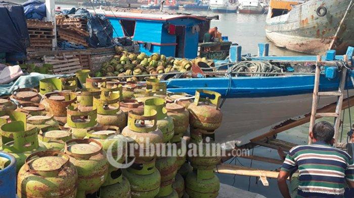 LPG - Tabung LPG bersubsidi di kapal logistik di Pelabuhan Gresik, Minggu (23/6/2019).