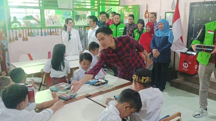 Wakil Presiden terpilih Gibran Rakabuming Raka saat menghadiri uji coba program Makan Bergizi Gratis di SDN Klampis Ngasem III Surabaya, Kamis (1/8/2024).