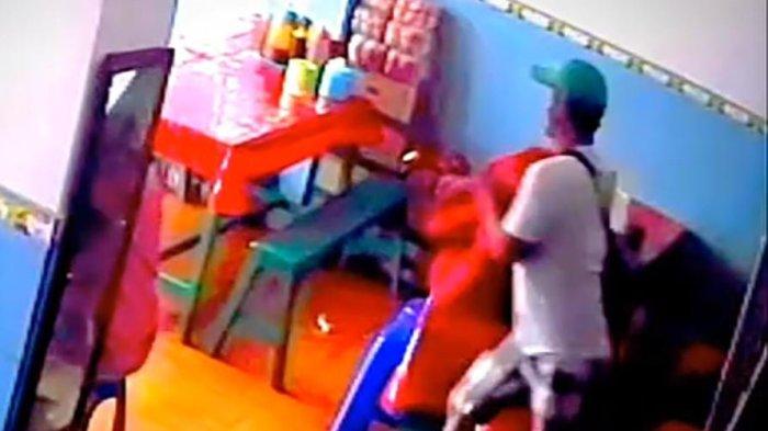 AKSI MALING KOTAK AMAL - Tangkapan layar video CCTV merekam seorang pria mencuri kotak amal di warung bakso kawasan Jalan Pulo Wonokromo, Wonokromo, Surabaya, pada Sabtu (17/5/2025) sore. Berdasarkan video CCTV berdurasi 1 menit 49 detik yang diunggah akun Instagram (IG) @surabaya.terkini, pelaku tampak beraksi seorang diri.