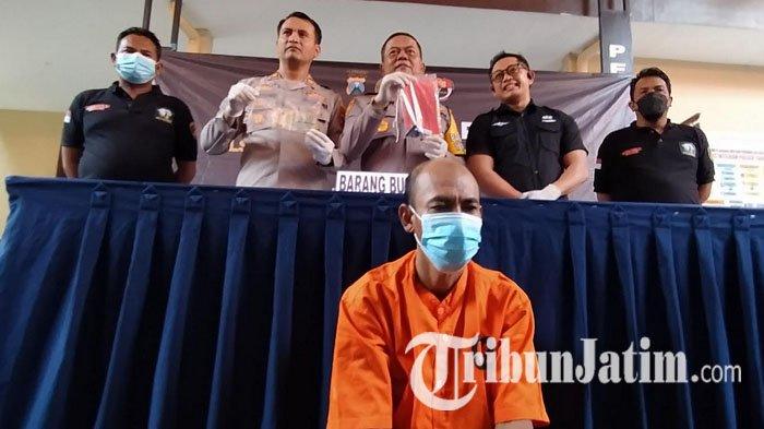 Tim Antibandit Polsek Tandes Polrestabes Surabaya menangkap maling motor kunci menempel alias 'kanthil' yang beraksi di kawasan pergudangan Jalan Tubanan Indah Gang Makam, Karangpoh, Tandes, Surabaya, Jumat (20/10/2023). 