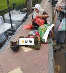 MELAHIRKAN DI JALAN - Rohmawati (21) warga Desa Danyang, Kecamatan Sukorejo, Kabupaten Ponorogo, Jatim saat melahirkan di Jalan Baru, Kelurahan Nologaten, Kecamatan/Kabupaten Ponorogo, Jumat (28/3/2025). Viral, ibu muda di Ponorogo melahirkan di Jalan Suromenggolo atau biasa disebut Jalan Baru, Kelurahan Nologaten, Kecamatan/Kabupaten Ponorogo, Jumat (28/3/2025).