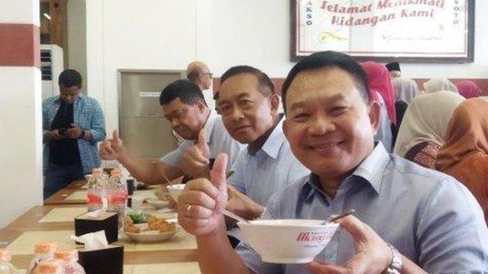 Mantan Kepala Staf Angkatan Darat (KASAD), Jenderal TNI (Purn) Dudung Abdurachman saat mencicipi bakso yang ia jual di Cimahi, Jawa Barat, pada Minggu (25/2/2024).