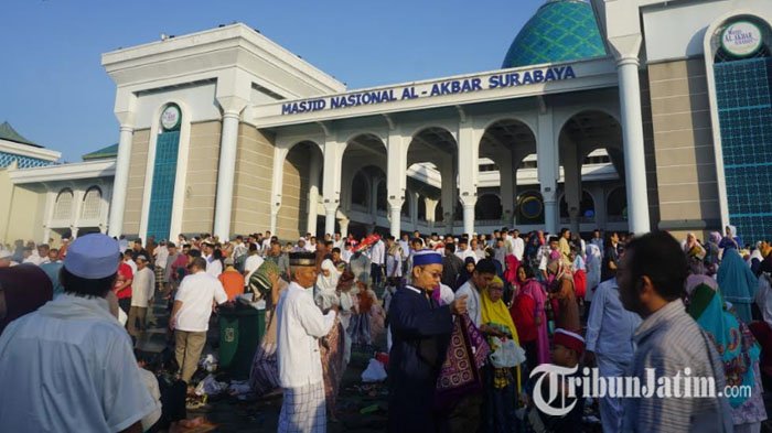 Keramaian jamaah keluar dari dalam masjid usai menjalankan ibadah sholat ied di Masjid Nasional Al-Akbar Surabaya pada Jumat (15/6/2018).