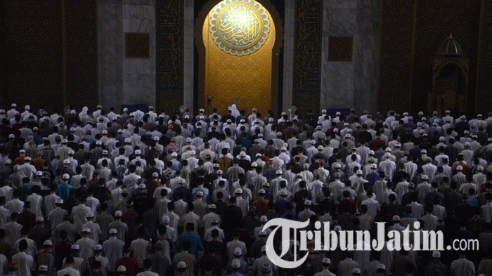 Umat muslim amaah mengikuti salat tahajud, hajat dan tasbih saat melakukan itikaf atau berdiam diri di dalam masjid pada malam ganjil hari ke-21 Ramadan di Masjid Al Akbar Surabaya, Rabu (6/6/2018) dini hari. Menginjak malam 21 Ramadan, Masjid Al Akbar menggelar acara ibadah qiyamul lail, untuk memperoleh berkah lailatul qadar.