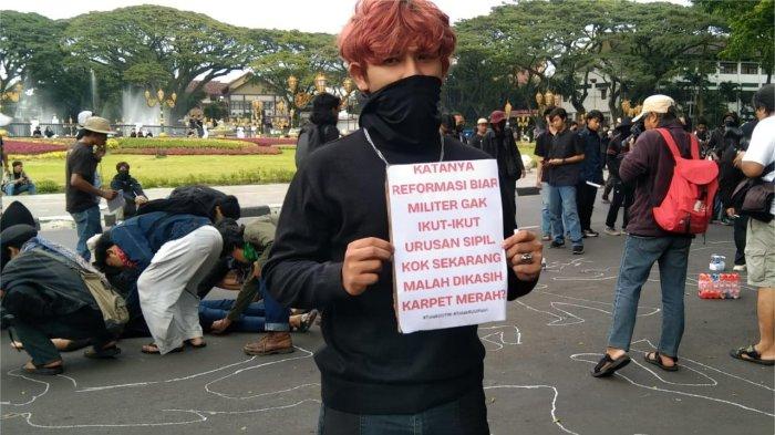 AKSI TOLAK UU TNI - Massa Arek-Arek Malang Turun Ke Jalan menggelar aksi demo tolak UU TNI di Jalan Tugu atau tepatnya depan Gedung DPRD Kota Malang, Minggu (23/3/2025) sore.