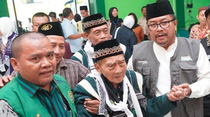 Mbah Hardjo Mislan (109), CJH asal Ponorogo saat tiba di Asrama Haji Sukolilo Surabaya. Kamis (16/5/2024) pagi tadi, CJH tertua di Indonesia ini terbang ke Tanah Suci.