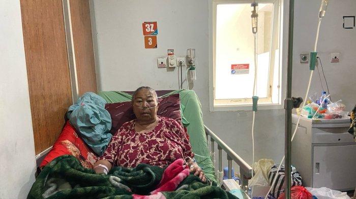MBOK YEM DIRAWAT - Penjaga Gunung Lawu Mbok Yem alias Wakiyem saat dirawat di RSU Aisyiyah Ponorogo, Jalan dr Sutomo, Kelurahan Bangunsari, Kecamatan Ponorogo, Kabupaten Ponorogo, Jatim, Senin (10/3/2025). Mbok Yem diketahui menderita sakit komplikasi.