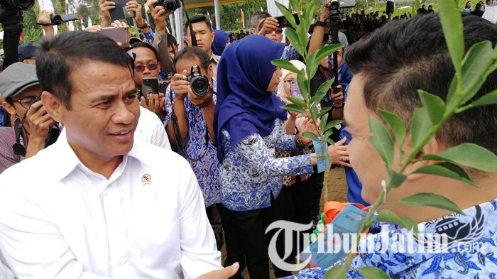 Menteri Pertanian Amran Sulaiman memberikan benih jeruk unggul ke masyarakat di Kebun Percobaan Balai Penelitian Tanaman Jeruk dan Buah Subtropika (Balitjestro) Kota Batu, Selasa (17/7/2018).