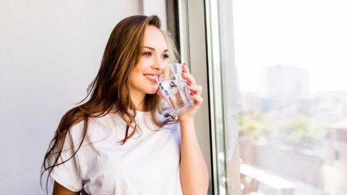 Ilustrasi minum air putih menjadi salah satu cara menurunkan berat badan.