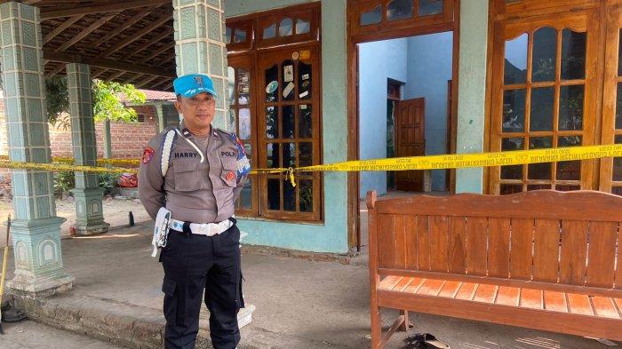Rumah milik Lasemi di Ponorogo pun telah dipasangi police line. Pertanda bahwa pihak kepolisian telah melakukan olah tkp di lokasi serbuk mercon meledak.