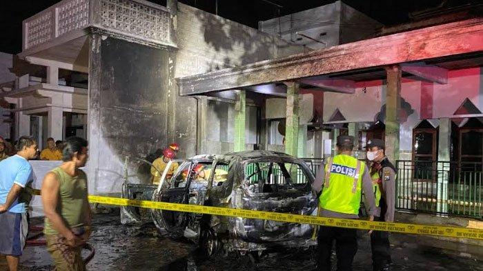 Mobil avanza yang terbakar di musala Trenggalek saat ditinggal salat oleh pemiliknya, Jumat ( Sabtu (15/7/2022) tengah malam. Sebelum kejadian, pemilik sengaja membiarkan mesin hidup untuk isi daya HP