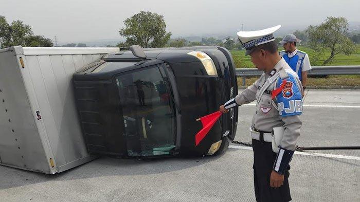 Kondisi mobil boks muatan barang elektronik dari Malang menuju Surabaya yang terguling di Tol Malang-Pandaan, KM 63 Jalur B, pada Kamis (22/8/2024).