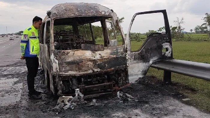 HANGUS - Minibus nopol B 7011 IT hangus terbakar, akibat korsleting listrik bagian aki, di ruas Tol Ngawi-Kertosono, tepatnya di KM 613, Desa Kedungrejo, Kecamatan Pilangkenceng, Kabupaten Madiun, Jawa Timur, Senin (31/3/2025). Tidak ada korban jiwa akibat kebakaran ini.