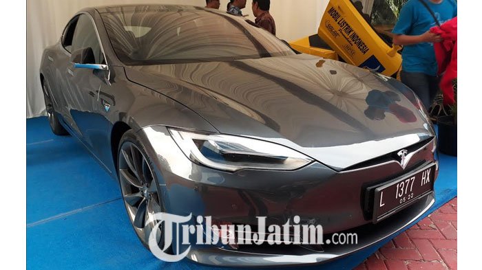 Mobil Listrik Tesla saat dipamerkan di Graha Pena, Jumat (12/5/2017).