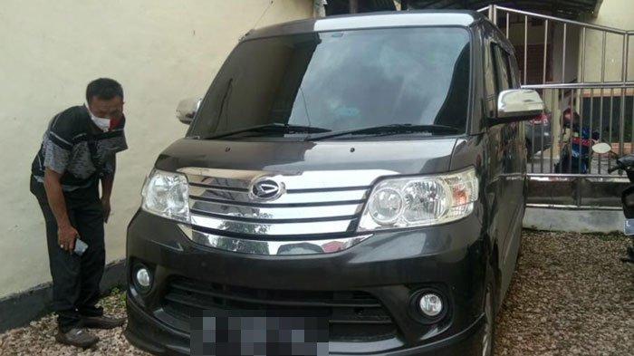 Mobil Luxio hitam digunakan kedua tersangka saat berbuat mesum