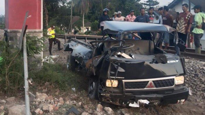 Kondisi mobil pickup ringsek parah setelah tertabrak KA Penataran di perlintasan tanpa palang pintu Desa Sumberjo, Kecamatan Talun, Kabupaten Blitar, Jumat (26/7/2024).