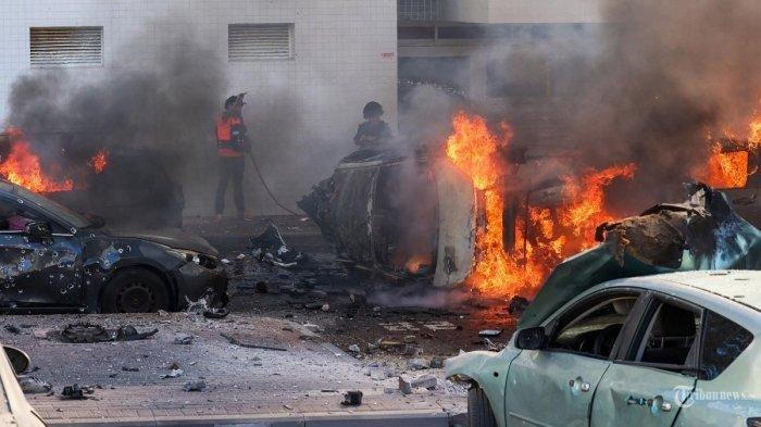 Ilustrasi mobil terbakar karena serangan rudal. Seorang dokter lulusan UNS Solo meninggal karena rumahnya di Gaza, Palestina dirudal Israel.