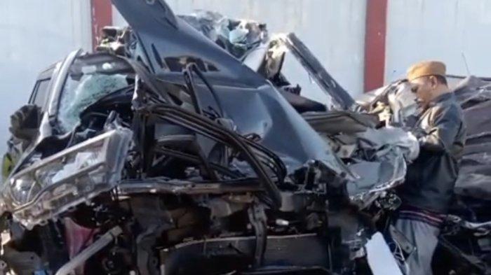 RINGSEK PARAH - Kondisi kendaraan yang ditumpangi Ketua PCNU Pamekasan dan istrinya usai mengalami kecelakaan di Tol Paspro, Sabtu (14/6/2025) dinihari. Akibat kecelakaan itu Ketua PCNU Pamekasan dan istrinya meninggal dunia.