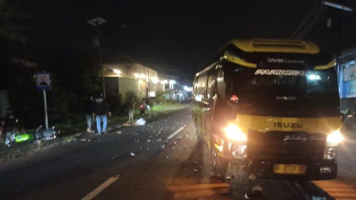 REMUK - Kendaraan mobil elf terlibat kecelakaan dengan motor Ninja di jalan umum Desa Adan-Adan, Kecamatan Gurah, Kabupaten Kediri, pada Minggu malam (11/5/2025) sekitar pukul 20.20 WIB. Seorang pemuda pengendara motor sport tewas setelah terlibat tabrakan dengan sebuah mobil dari arah berlawanan.