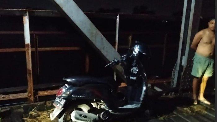 MOTOR TAK BERTUAN - Sepeda motor  Honda Scoopy warna hitam nomor polisi S 2887 JAV tak bertuan ditemukan warga di tengah Jembatan Cincim Lama, Kelurahan Banaran, Kecamatan Babat, Kabupaten Lamongan, pada Kamis (27/2/2025) dini hari.