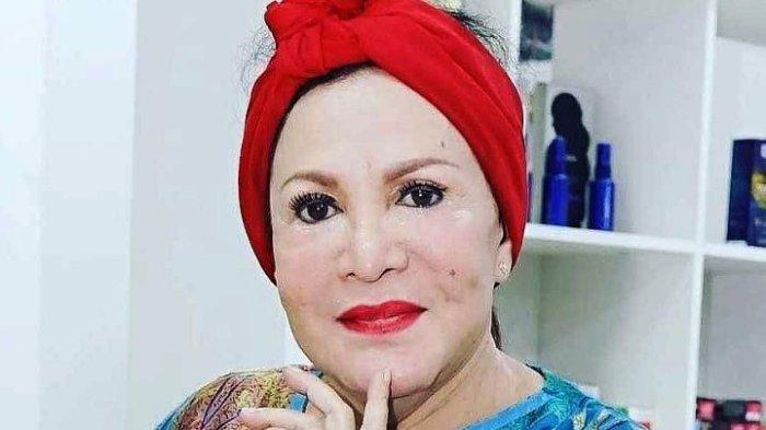 Mpok Atiek merupakan salah satu pelawak dan aktris yang dikenal dengan latah sebagai ciri khasnya.