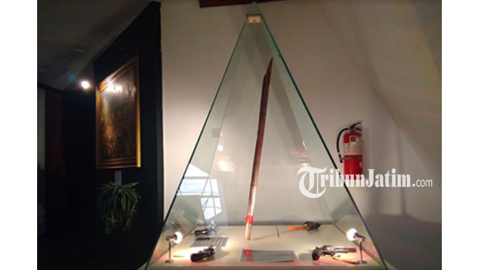 Bambu runcing yang terpajang di Museum Sepuluh November Surabaya