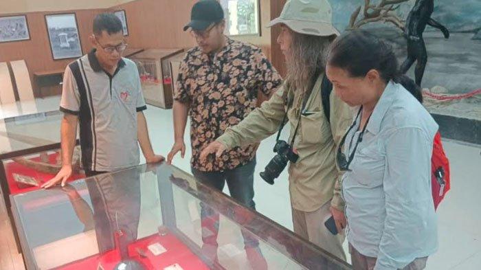 Sekelompok peneliti tengah melihat koleksi fosil dari pra sejarah, yang dimiliki oleh Museum Trinil, di Dusun Pilang, Desa Kawu Kecamatan Kedunggalar, Kabupaten Ngawi.