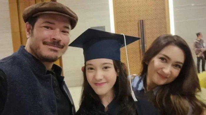 Potret Nafa Urbach dan Zack Lee saat menghadiri wisuda sang anak.
