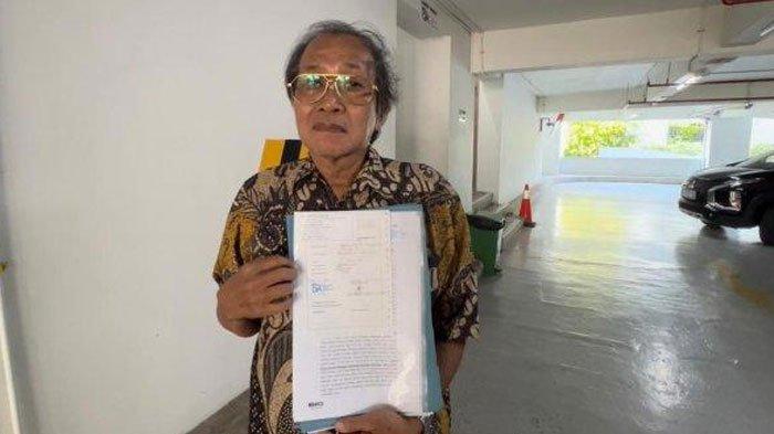 UANG NASABAH LUDES - Mulyanto Wijaya mendatangi kantor OJK untuk melaporkan bank swasta tempatnya menyimpan tabungan. Ia merasa data dirinya di bank bocor sehingga menjadi korban penipuan.
