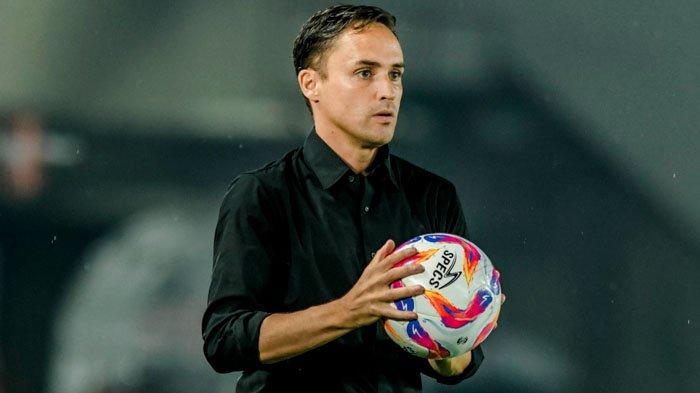 NASIBNYA BELUM DITENTUKAN - Pelatih Persebaya, Paul Munster saat memimpin latihan tim. Nasibnya di kursi kepelatihan belum ditentukan manajemen Persebaya, akan dilihat hingga akhir kompetisi.