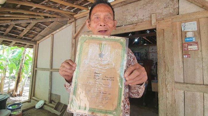 Mbah Sarno menunjukkan piagam di rumahnya Susukan II, Genjahan, Ponjong, Gunungkidul, Jumat (2/8/2024).