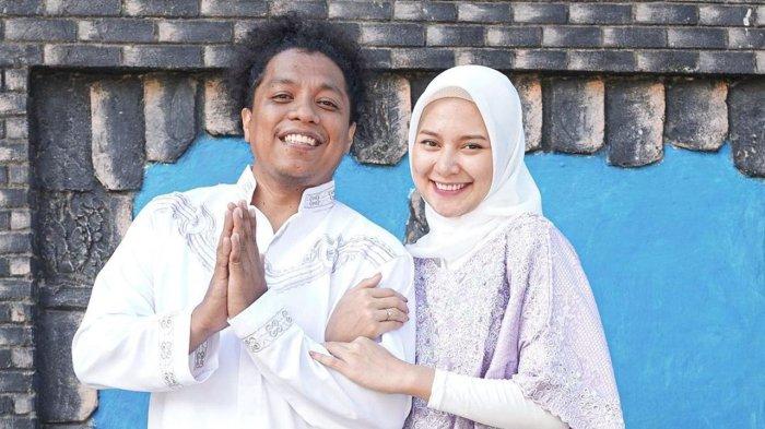 Indah Permatasari dan Arie Kriting hingga kini tampaknya masih terus berjuang untuk mendapatkan restu ibu. Pernikahan keduanya hingga saat ini meski telah dikaruniai buah hati, belum juga bisa meluluhkan hati ibu Indah.