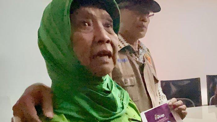 TERTIPU APARTEMEN MEWAH - Salah satu korban dugaan penipuan Apartemen The Frontage Surabaya, Hartinah (83), dalam mediasi yang digelar Wakil Wali Kota Surabaya Armuji dengan PT Tri Karya Graha Utama, Rabu (9/7/2025).