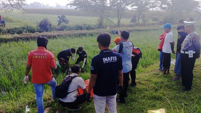 MENGEVAKUASI JENAZAH - Petugas IKF RSUD dr Iskak dan  Inafis Satreskrim Polres Tulungagung mengevakuasi jenazah Sringatin (70) yang tertabrak kereta api Malabar di Desa Pulosari, Kecamatan Ngunut, Kabupaten Tulungagung, Jawa Timur, Selasa (3/6/2025) pagi. Korban merupakan warga Desa Kromasan, Kecamatan Ngunut yang rumahnya berjarak sekitar 500 meter dari lokasi kejadian. 