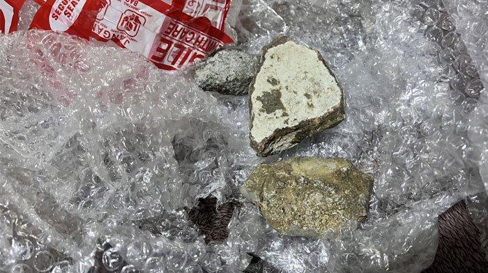 Netizen mengaku beli iPhone malah dapat batu