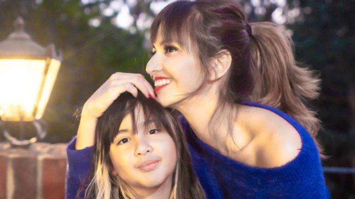 Lama tak bertemu, Nia Ramadhani dan Mikhayla Zalindra Bakrie terlihat cantik menawan saat kompakan pamer rambut ombre.