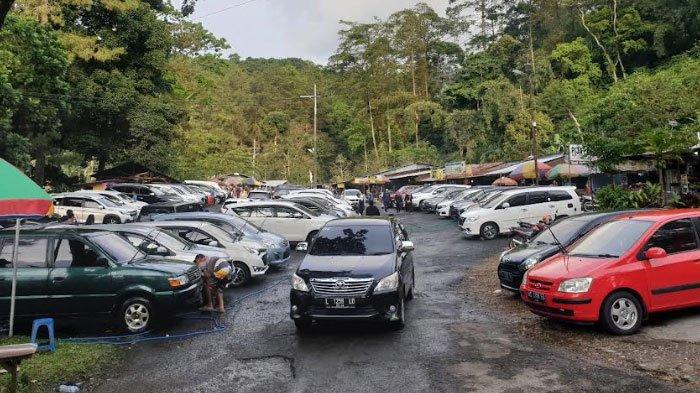Objek Wana Wisata Air Panas Padusan dipadati pengunjung saat libur lebaran Idul Fitri 1443 H.