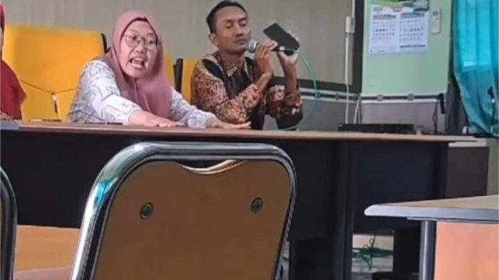 TERSULUT EMOSI - Oknum guru MAN 1 Lamongan saat memberikan jawaban pada puluhan siswa eligible yang tidak dapat terinput dalam sistem pendaftaran Seleksi Nasional Berbasis Prestasi (SNBP). Guru itu sampai harus menggebrak meja dan menjawab dengan nada tinggi.
