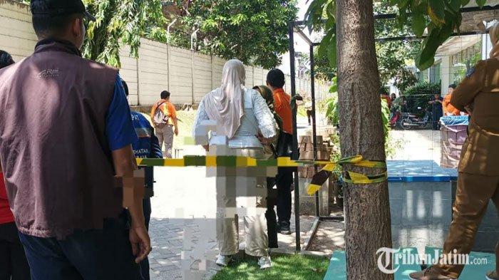 Saat Anggota Tim Inafis Polrestabes Surabaya sudah tiba di lokasi untuk melakukan olah TKP kasus penemuan mahasiswa Petra Surabaya yang tewas di Jalan Siwalankerto, Wonocolo, Surabaya pada pukul 10.45 WIB, Selasa (1/10/2024).
