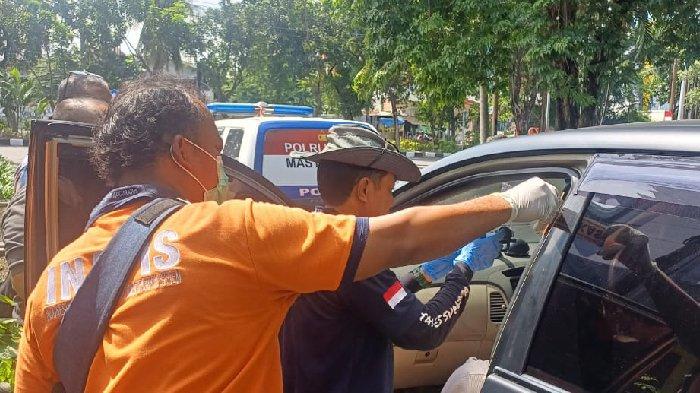 OLAH TKP - Anggota Tim Inafis Polrestabes Surabaya dan Polsek Gubeng Surabaya melakukan olah TKP serta visum luar terhadap jenazah HAB (26) dan QV (23) di dalam mobil. Keduanya ditemukan meninggal dunia di dalam mobil warna hitam yang berhenti dengan kondisi mesin, pendingin AC dan lampu sein menyala di tengah Jalan Ngagel Jaya Utara, Gubeng, Surabaya, Senin (1/4/2025).